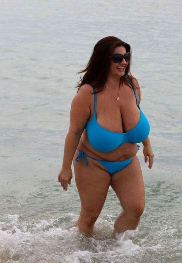 Сексуальные толстушки на пляже в купальниках 18 из 45 фото