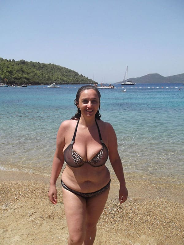Сексуальные толстушки на пляже в купальниках 2 из 45 фото