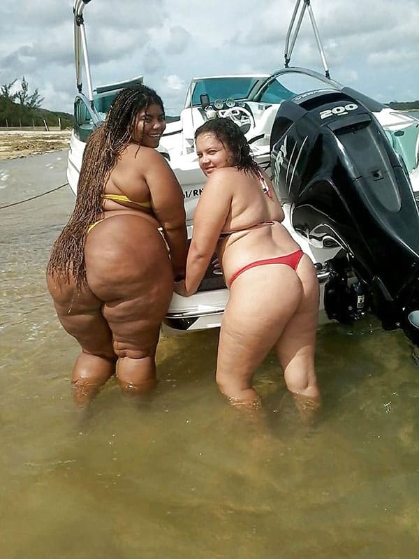 Сексуальные толстушки на пляже в купальниках 21 из 45 фото