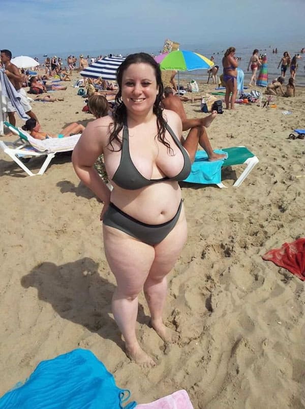 Сексуальные толстушки на пляже в купальниках 32 из 45 фото