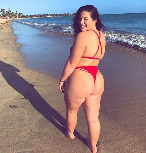 Сексуальные толстушки на пляже в купальниках 39 из 45 фото