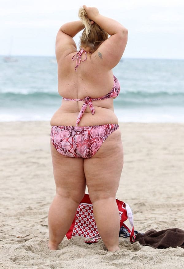 Сексуальные толстушки на пляже в купальниках 45 из 45 фото
