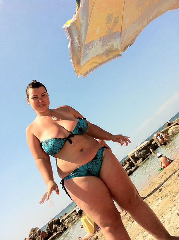 Сексуальные толстушки на пляже в купальниках 9 из 45 фото