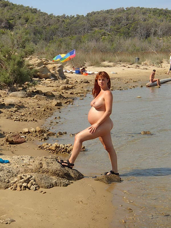 Беременная нудистка позирует мужу на курорте 37 из 60 фото