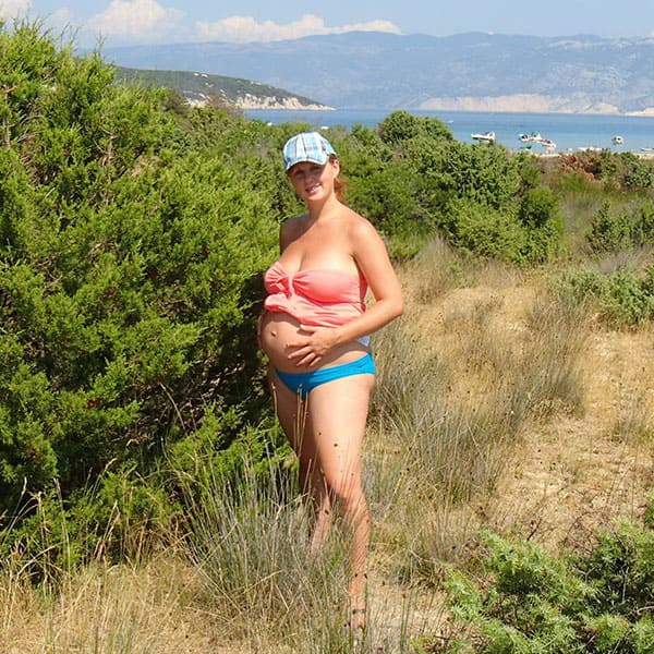 Беременная нудистка позирует мужу на курорте 7 из 60 фото
