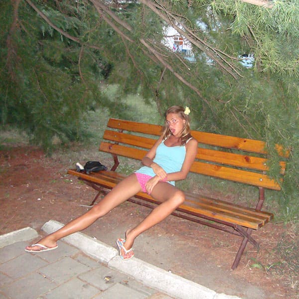 Молодые нудисты отдыхают в Крыму дикарем 100 из 137 фото