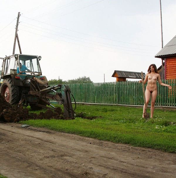 Голая девушка помогает деревенским трактористам 8 из 31 фото