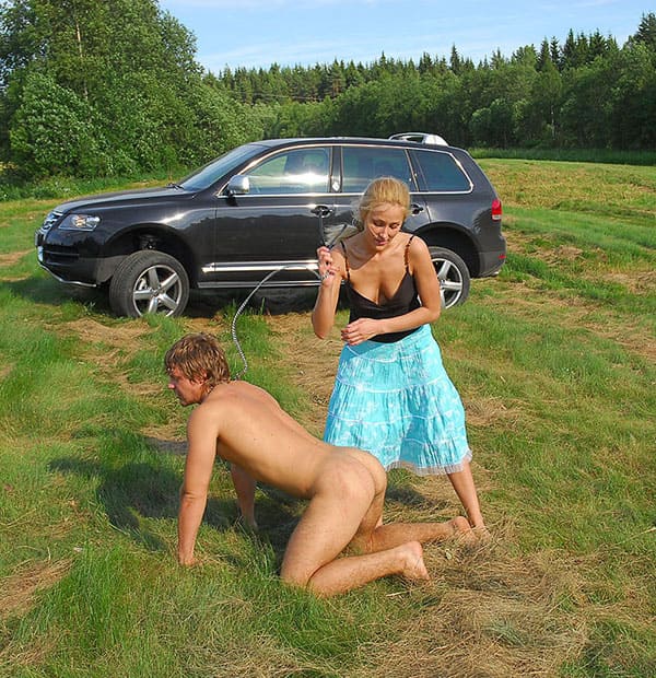 Русская госпожа выгуливает голого раба на природе 140 из 268 фото