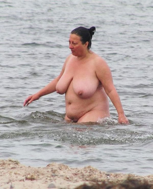 Голые толстушки на нудистском пляже 11 из 50 фото