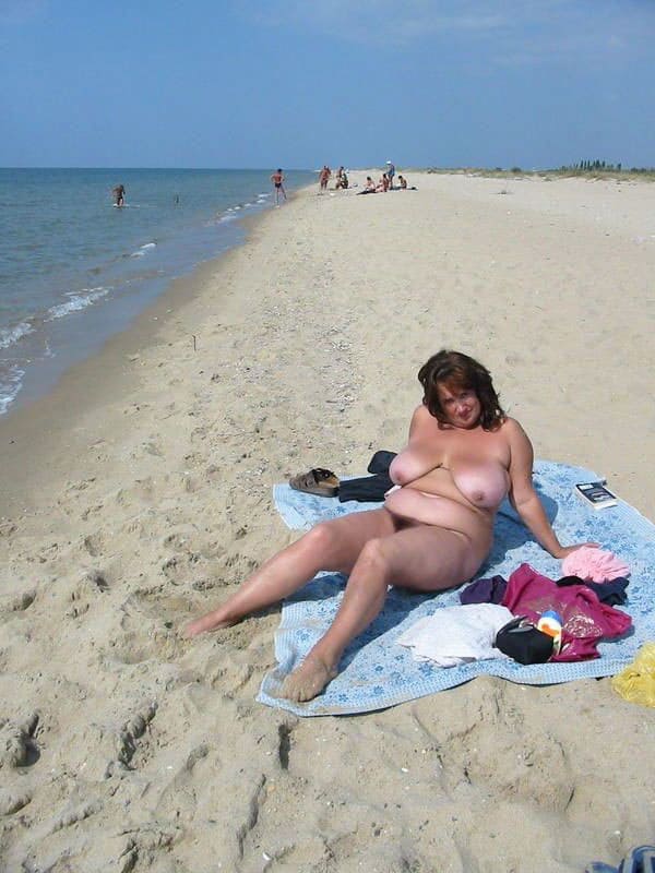 Голые толстушки на нудистском пляже 39 из 50 фото