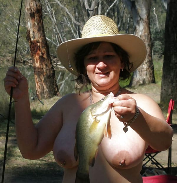 Голые девушки на летней рыбалке 43 из 50 фото