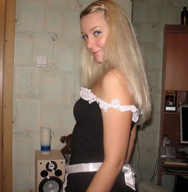 Русская блондинка кайфует от анальных шариков 5 фото