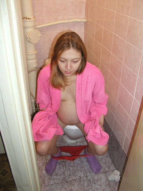 Беременная жена писает на унитазе крупным планом 12 из 48 фото