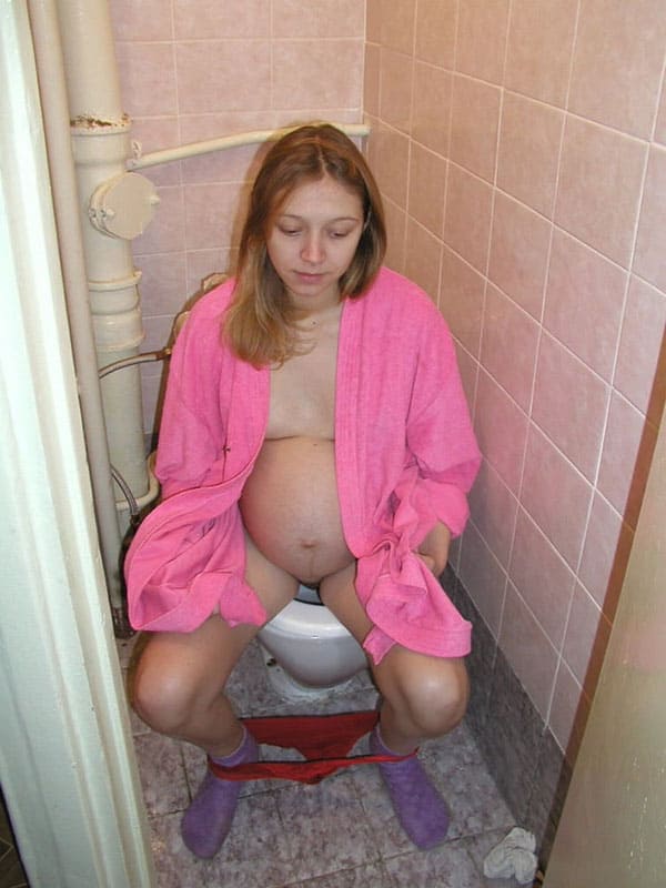 Беременная жена писает на унитазе крупным планом 13 из 48 фото