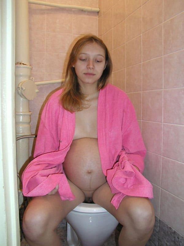 Беременная жена писает на унитазе крупным планом 14 из 48 фото