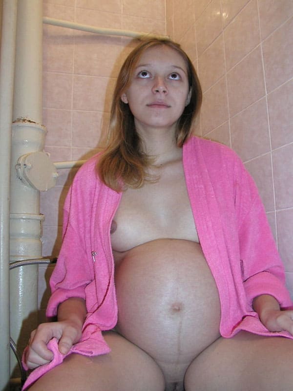 Беременная жена писает на унитазе крупным планом 15 из 48 фото