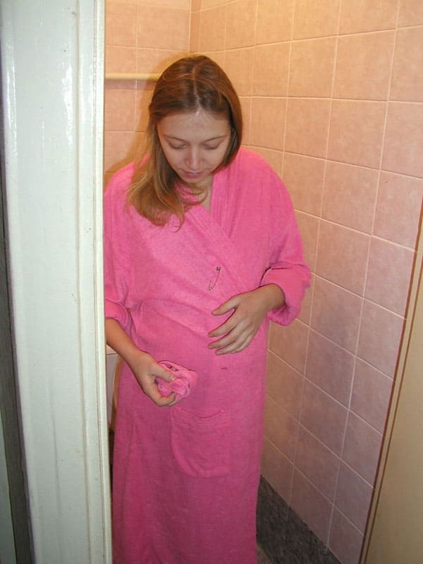 Беременная жена писает на унитазе крупным планом 3 из 48 фото