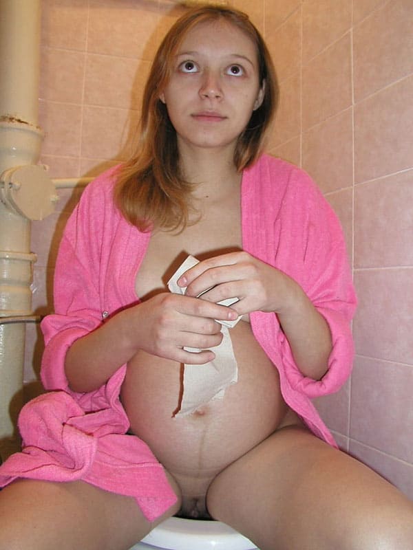 Беременная жена писает на унитазе крупным планом 31 из 48 фото