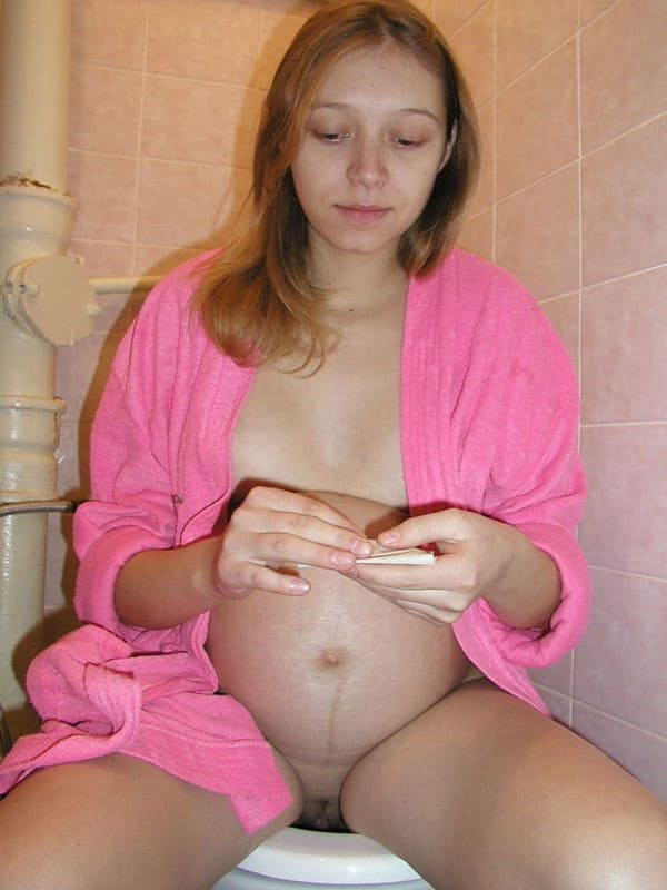 Беременная жена писает на унитазе крупным планом 33 из 48 фото