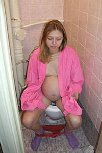 Беременная жена писает на унитазе крупным планом