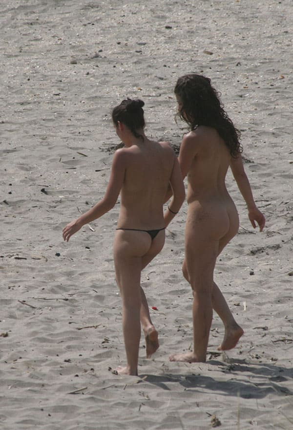 Две лесбухи отдыхают на нудистском пляже подсмотренное 38 фото