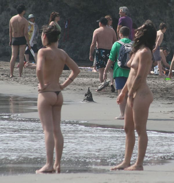 Две лесбухи отдыхают на нудистском пляже подсмотренное 48 фото