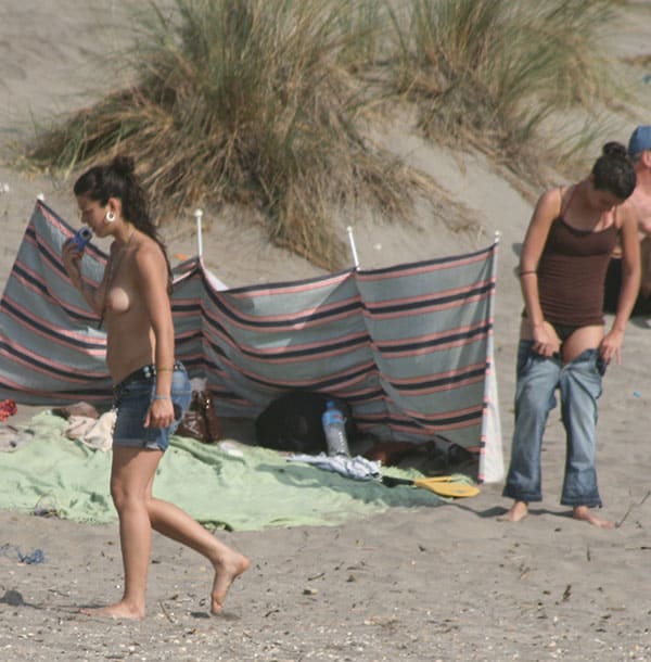 Две лесбухи отдыхают на нудистском пляже подсмотренное 68 фото