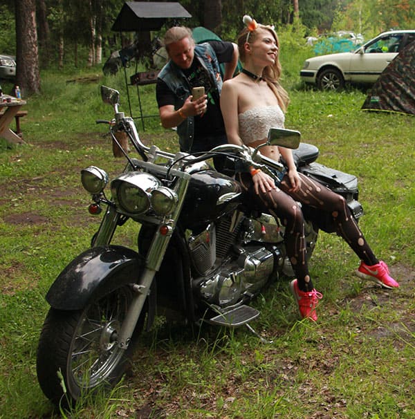 Молодая голая девушка на русском байк фестивале 13 из 136 фото