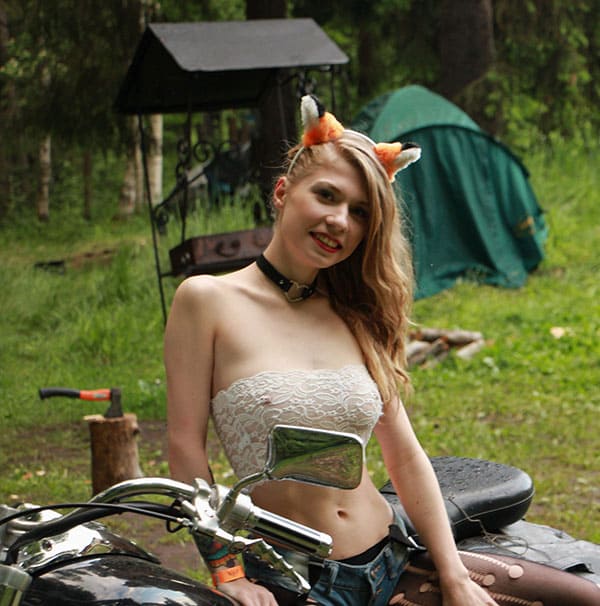 Молодая голая девушка на русском байк фестивале 14 из 136 фото