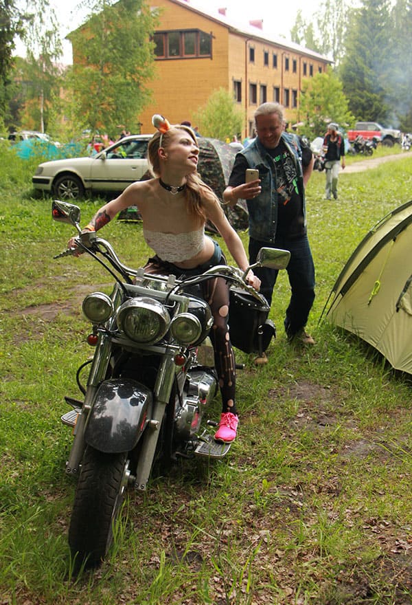 Молодая голая девушка на русском байк фестивале 16 из 136 фото