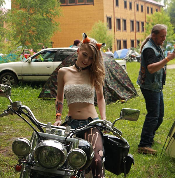 Молодая голая девушка на русском байк фестивале 17 из 136 фото