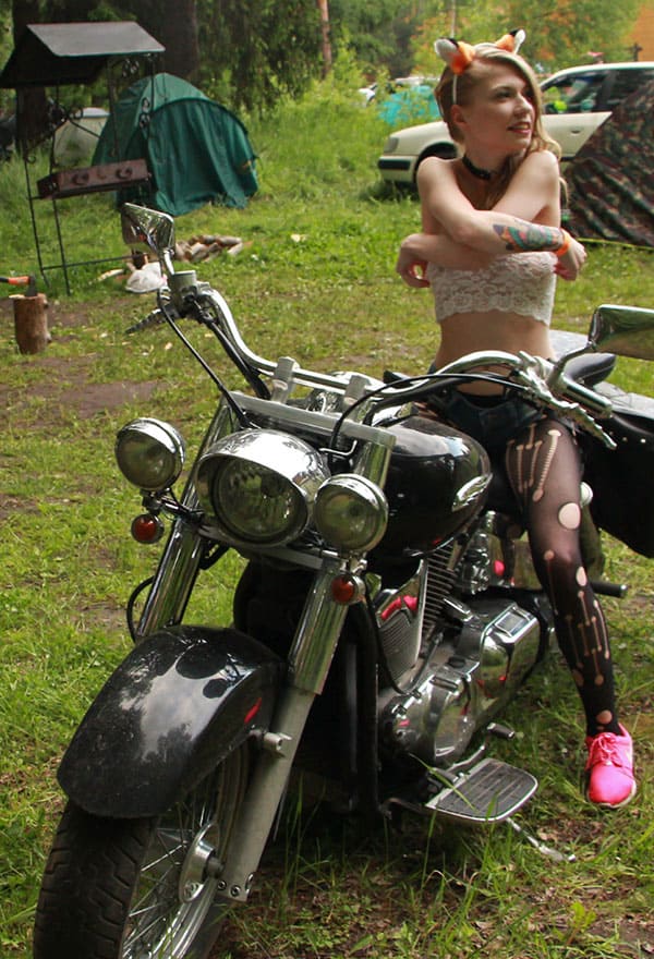 Молодая голая девушка на русском байк фестивале 21 из 136 фото