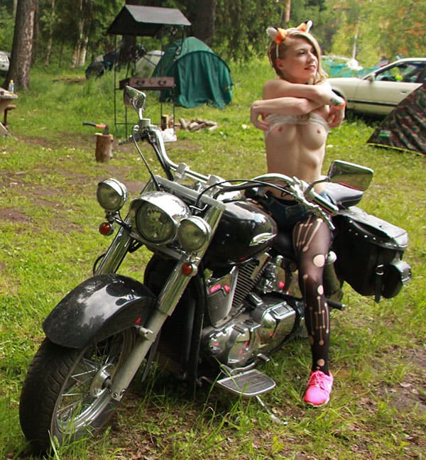 Молодая голая девушка на русском байк фестивале 22 из 136 фото