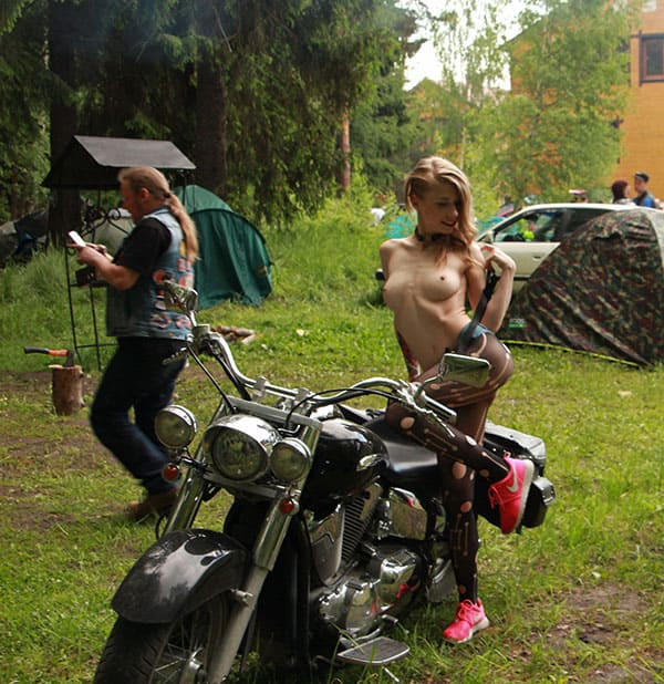 Молодая голая девушка на русском байк фестивале 32 из 136 фото