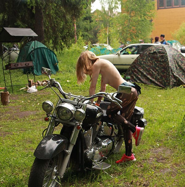 Молодая голая девушка на русском байк фестивале 33 из 136 фото