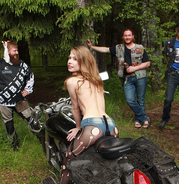 Молодая голая девушка на русском байк фестивале 52 из 136 фото