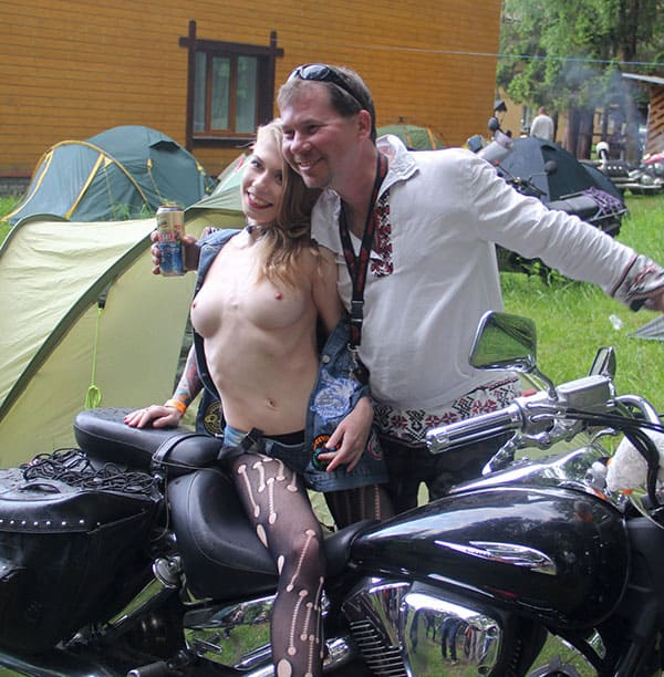 Молодая голая девушка на русском байк фестивале 92 из 136 фото