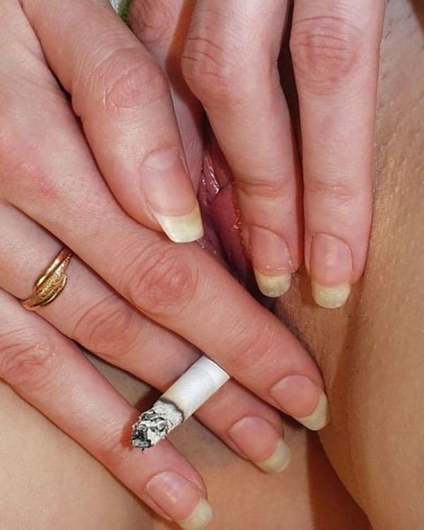 Рыжая блядь дала своей пизде прикурить сигарету 21 из 30 фото