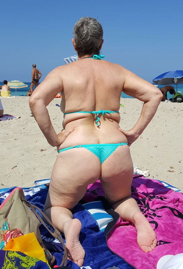 Зрелые женщины на пляже в стрингах 54 фото