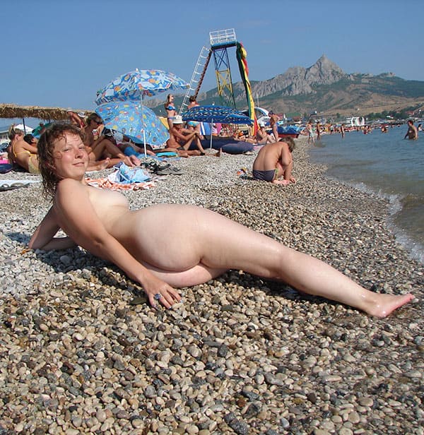 Женщина с волосатой писькой на нудистском пляже 10 фото