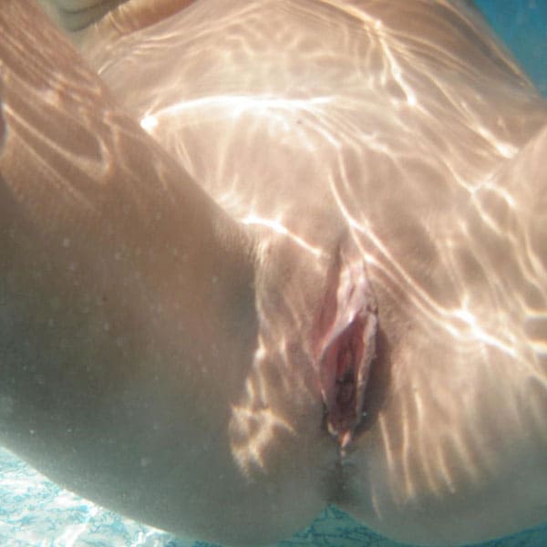 Силиконовая блондинка резвится в надувном бассейне голая 40 из 73 фото