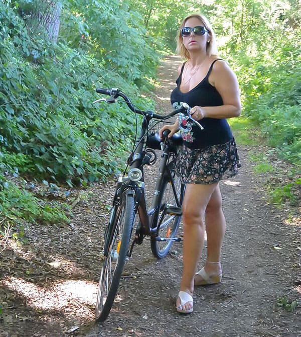 Велопокатушки с сисястой шлюшкой по лесу 1 из 20 фото