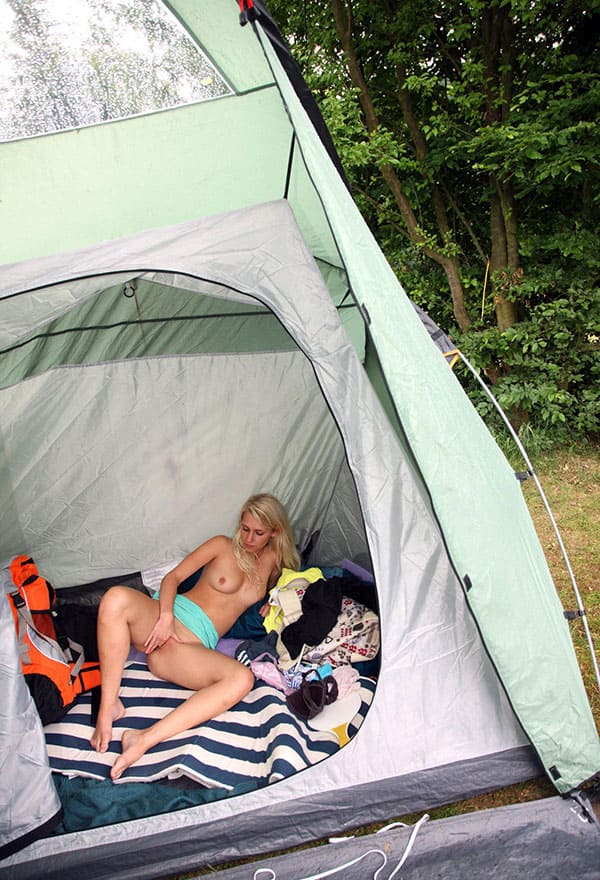 Блондинка мастурбирует в туристической палатке на природе фото