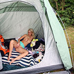 Блондинка мастурбирует в туристической палатке на природе