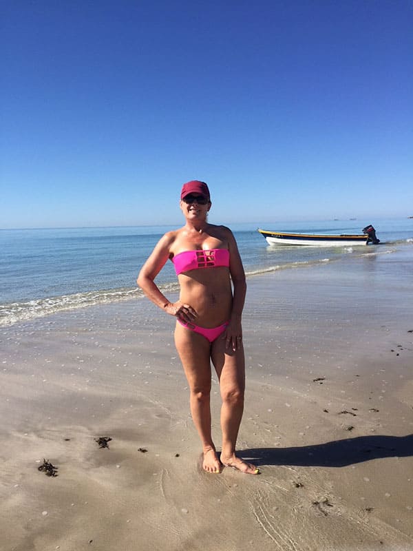 Горячая женщина в откровенных купальниках на пляжном отдыхе 6 фото