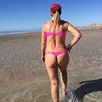 Горячая женщина в откровенных купальниках на пляжном отдыхе