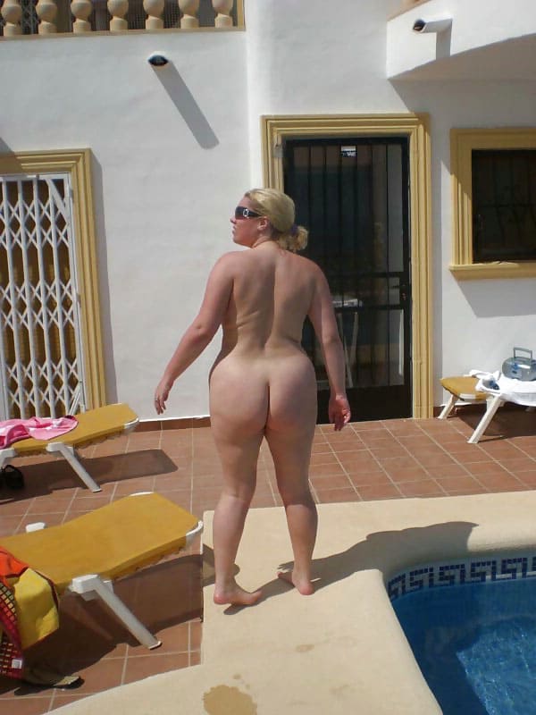Толстая женщина дрочит пизду у бассейна 11 из 20 фото