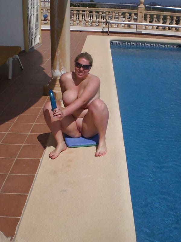 Толстая женщина дрочит пизду у бассейна 12 из 20 фото