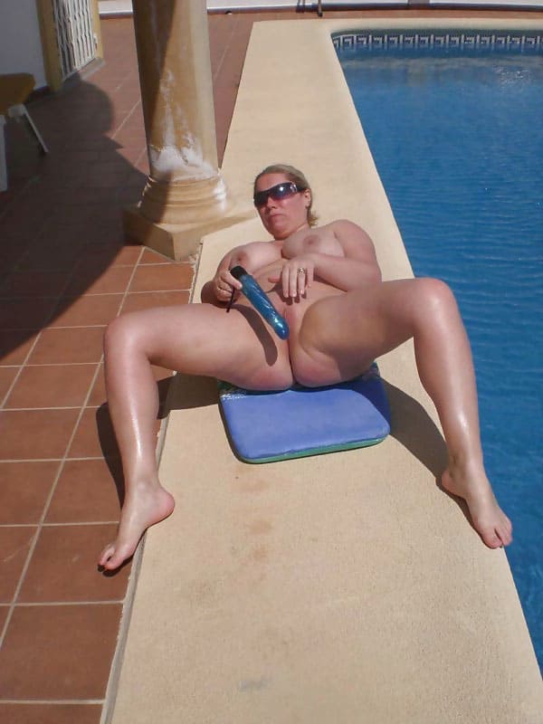 Толстая женщина дрочит пизду у бассейна 13 из 20 фото
