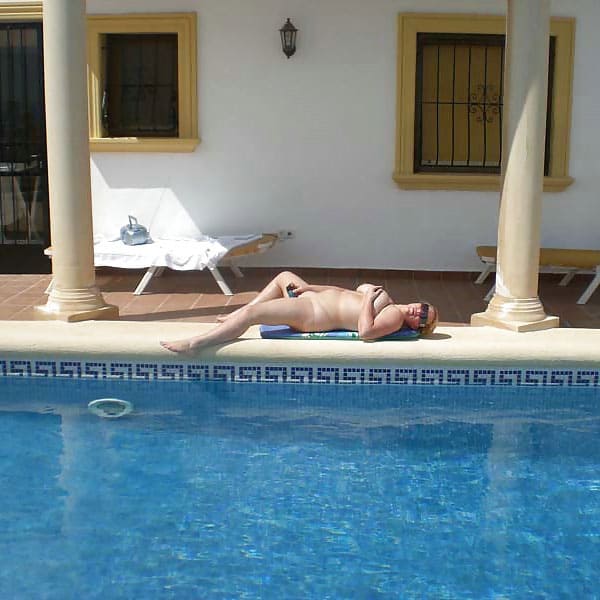 Толстая женщина дрочит пизду у бассейна 15 из 20 фото